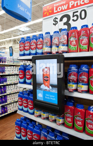 Digital-Signage Markt Old Spice Herren Körperwäsche auf Endkappe video-Monitor Display bei Walmart Store in Austin, Texas USA Stockfoto