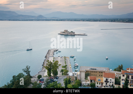 NAFPLIO, ARGOLIS, PELOPPONNESE, GRIECHENLAND, EUROPA. Blick auf die Altstadt, den Yachthafen und Bourtzi-Festung Stockfoto