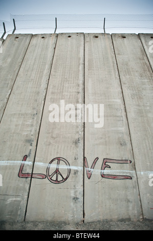 Graffiti auf der israelischen Sperranlage sagt, "Love" mit Peace-Zeichen als Buchstabe "o." Stockfoto
