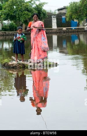 Kanal überqueren-die lokale Lebensart in Backwaters Kuttanad - Allappuzha, Kerala. Stockfoto