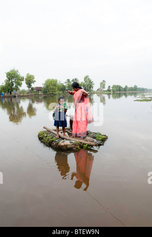 Kanal überqueren-die lokale Lebensart in Backwaters Kuttanad - Allappuzha, Kerala. Stockfoto