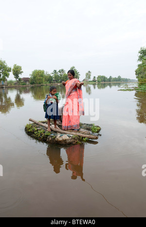 Kanal überqueren-die lokale Lebensart in Backwaters Kuttanad - Allappuzha, Kerala. Stockfoto