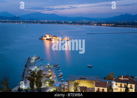 Nauplia, Griechenland, Europa. Blick über die Altstadt in Richtung Festung Bourtzi, Dämmerung Stockfoto