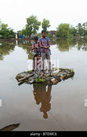 Kanal überqueren-die lokale Lebensart in Backwaters Kuttanad - Allappuzha, Kerala. Stockfoto