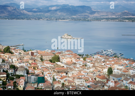 Nauplia, Griechenland. Erhöhten Blick auf die Altstadt und Festung Bourtzi Stockfoto