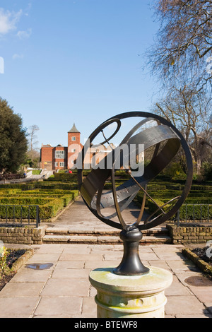 Sonne Zifferblatt in Holland Park im zeitigen Frühjahr, März 2010 Stockfoto