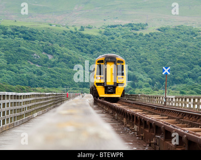 Überqueren die Eisenbahnbrücke über Mawddach Mündung Barmouth Wales zu trainieren Stockfoto