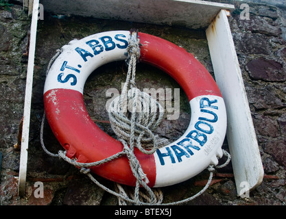 Rettungsring am Hafen von St. Abbs Stockfoto