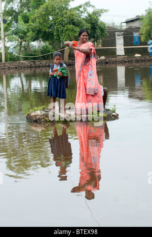 Kanal überqueren-die lokale Lebensart in Backwaters Kuttanad - Allappuzha, Kerala. Stockfoto