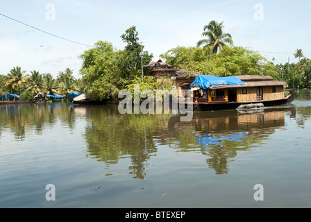 Hausboot in den Backwaters von Kuttanad; Alleppey; Alappuzha; Kerala; Indien Stockfoto