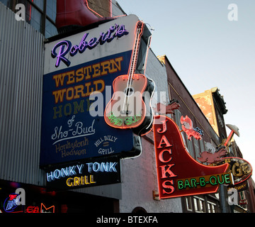 Neon Schilder außen Betriebe bieten live-Musik am Broadway, im historischen Viertel von Nashville. Stockfoto