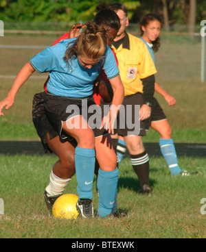 Die weiblichen Soccers Spieler kämpfen um den ball Stockfoto