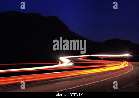 30 Sekunden lange Exposition Foto des Verkehrs, nordöstlich gebunden, durch Transmountain Rd. in El Paso, Texas, Vereinigte Staaten von Amerika Stockfoto