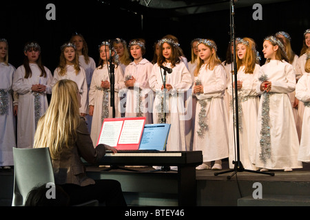 Lucia Pageant, schwedische Gesang und folkloristischem Tanz am schwedischen Weihnachtsmarkt, Toronto, Kanada Stockfoto