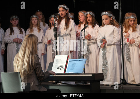 Lucia Pageant, schwedische Gesang und folkloristischem Tanz am schwedischen Weihnachtsmarkt, Toronto, Kanada Stockfoto