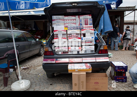 Zigaretten zu verkaufen auf der Rückseite einen Mietwagen in Pristina Kosovo Stockfoto