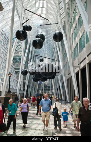 Die Leute an Brookfield Place, einst BCE Place. Luminato-Kunst-Festival im Gange, Einbau oben. Stockfoto