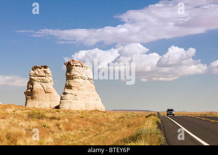 Sedimentgestein Sandsteinformationen neben Autobahn - Arizona, USA Stockfoto