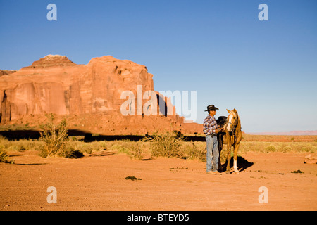 Navajo Führer und Pferd stehen im Monument Valley - Utah USA Stockfoto