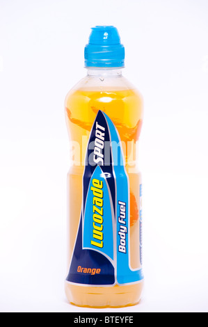 Eine Nahaufnahme Foto einer Flasche Lucozade Sport Orangengeschmack Energy-Drink vor einem weißen Hintergrund Stockfoto