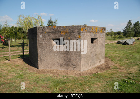 Einen Weltkrieg zwei defensiven Beton Bunker am Rande eines Flusses auf der National Memorial Arboretum, Alrewas, UK. Stockfoto