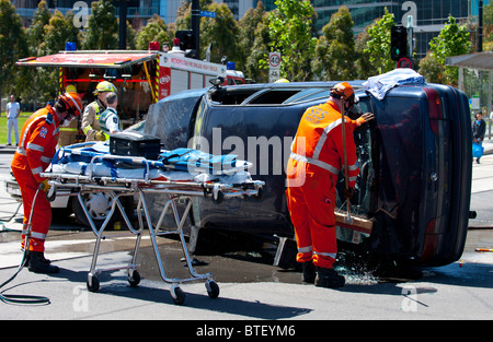 Notfall Rettungskräfte schneiden Sie eine Person aus einem abgestürzten Fahrzeug. Stockfoto