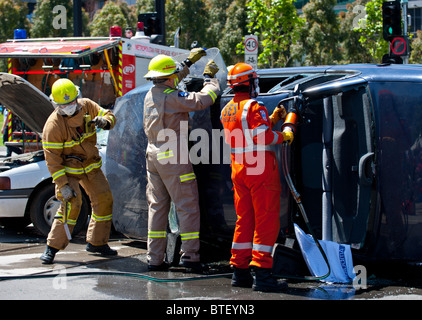 Notfall Rettungskräfte schneiden Sie eine Person aus einem abgestürzten Fahrzeug. Stockfoto