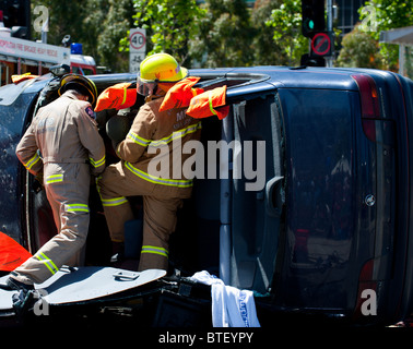 Notfall Rettungskräfte schneiden Sie eine Person aus einem abgestürzten Fahrzeug. Stockfoto