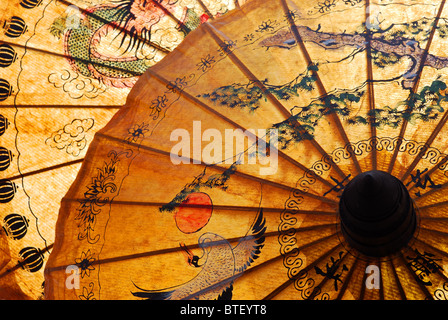 Detail der Sonnenschirm mit Thai ornament Stockfoto