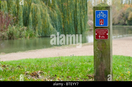 Zyklus Weg-Zeichen neben Grand Union Canal, Milton Keynes, England, UK Stockfoto