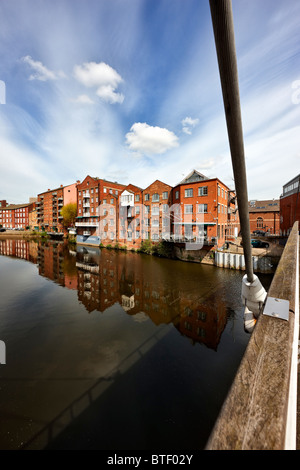 Gegenüber der Millennium Bridge mit Blick auf den Fluss Aire / Leeds-Liverpool canal, The Calls, Stadtzentrum von Leeds, Yorkshire Stockfoto