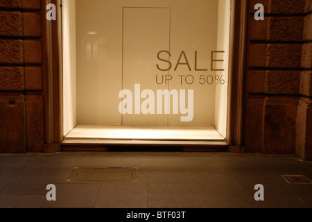 Verkauf Zeichen im Schaufenster in der Nacht Stockfoto