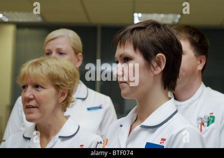 Gruppe von Lernschwestern, männlich und weiblich, in einer Gemeinde Lehrkrankenhaus hören während des medizinischen Trainings Stockfoto