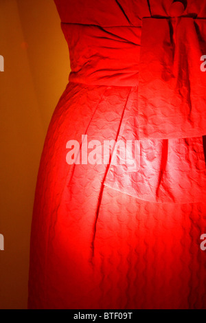 Detail der roten Kleid im Schaufenster in der Nacht, Rom Stockfoto