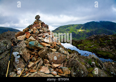 Der Gipfel Cairn auf Heuhaufen in der Seenplatte, Cumbria, England, UK Stockfoto