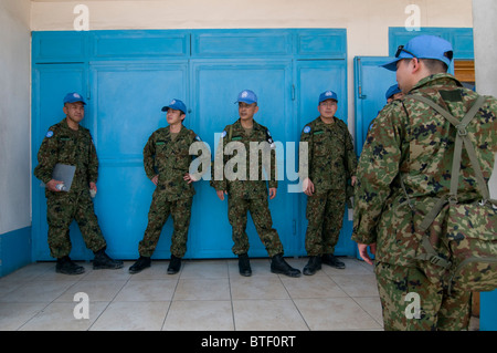 PORT AU PRINCE - HAITI, 15. MÄRZ 2010: Friedenssicherungskräfte der Vereinten Nationen aus den Philippinen haben eine kurze Zeit vor der Patrouille während der MINUSTAH (Stabilisierungsmission der Vereinten Nationen in Port au Prince), nachdem Haiti am 12. Januar 2010 von einem Erdbeben der Stärke 7,0 heimgesucht wurde Stockfoto