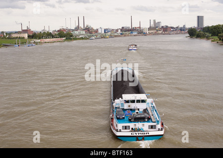 Zerkleinerte Kohle transportiert per Schiff auf dem Fluss Rhein, Leverkusen, Nordrhein-Westfalen, Deutschland. Stockfoto