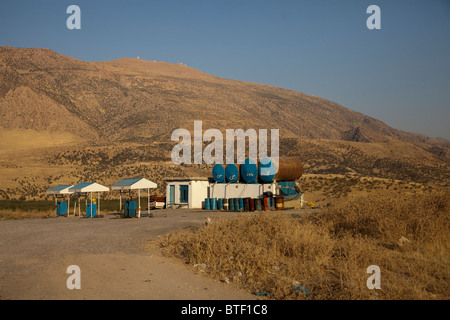 Eine kleine private Tankstelle in der Region Kurdistan im Nordirak. In KRI den Kraftstoff aus internen nationalen Raffinerien Provenienz nicht 100% des Kraftstoffverbrauchs Bedürfnisse abdecken. In Privatbesitz befindlichen Tankstellen sind berechtigt, Kraftstoff zu importieren und zu einem höheren Preis im Vergleich zu öffentlichen Tankstellen im Besitz verkaufen. Stockfoto