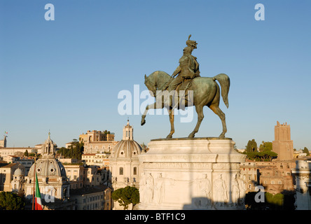 Statue von Victor Emmanuel zu Pferd auf dem Victor Emmanuel Denkmal mit Blick auf die Stadt Rom Italien Stockfoto