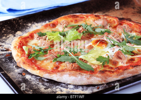 Frisch gebackene Pizza auf einem Backblech Stockfoto