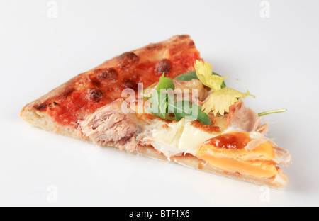 Stück Thunfisch Pizza - Studio gedreht Stockfoto