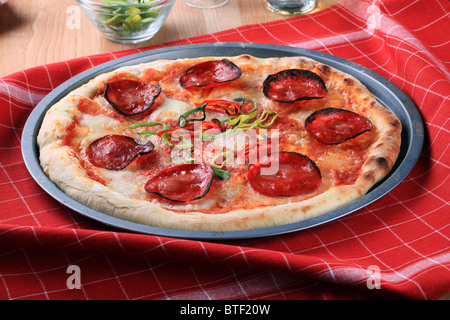 Frisch gebackene Peperoni-Pizza auf einem Backblech Stockfoto