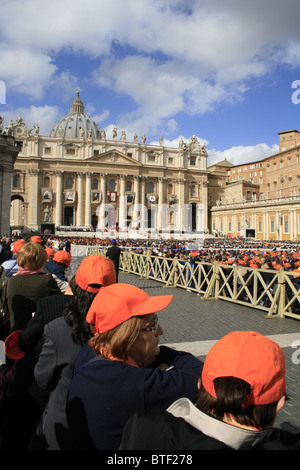 Touristen, die Feier der Heiligsprechung von Schwester Mary Mackillop, Vatikan, Rom Oktober 2010 Stockfoto