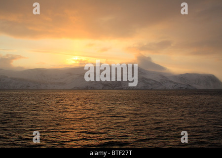 Winter-Küstenlandschaft in der Nähe von Honningsvåg, Nord-Norwegen - von einem Schiff der Hurtigruten-Linie übernommen. Stockfoto