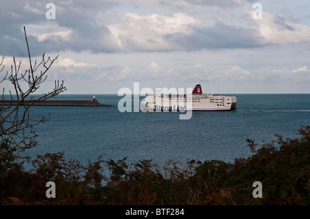 Die Stena Line Autofähre von Rosslare, Irland Ankunft in Fishguard, Pembrokeshire, Wales, UK Stockfoto