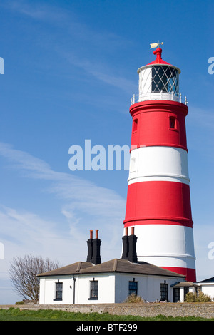 Happisburgh Leuchtturm, North Norfolk. UK arbeiten Leuchtturm. Gebadet in der Sonne & mit blauem Himmel. Stockfoto