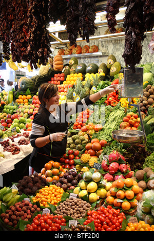 Weiblichen Markt Händler verkaufen frisches Obst Stockfoto