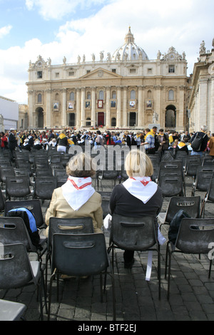 Touristen, die Feier der Heiligsprechung von Schwester Mary Mackillop, Vatikan, Rom Oktober 2010 Stockfoto