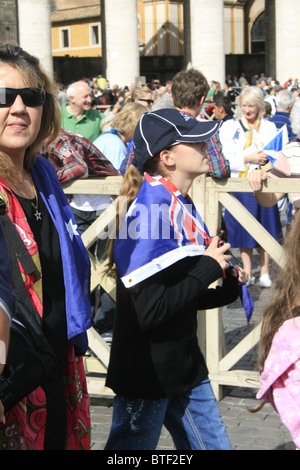 Touristen, die Feier der Heiligsprechung von Schwester Mary Mackillop, Vatikan, Rom Oktober 2010 Stockfoto