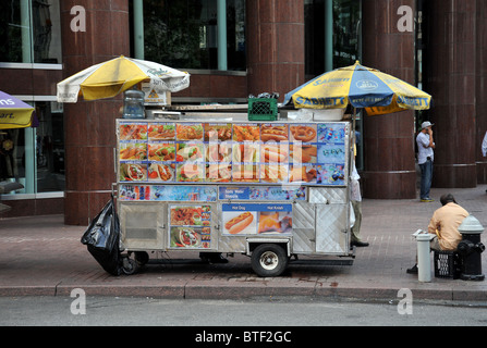 New York Straße Verkäufer verkauft warmes Essen auf die Seite gehen. Hot-Dog, Gyros, Burger Snacks und Getränke Stockfoto